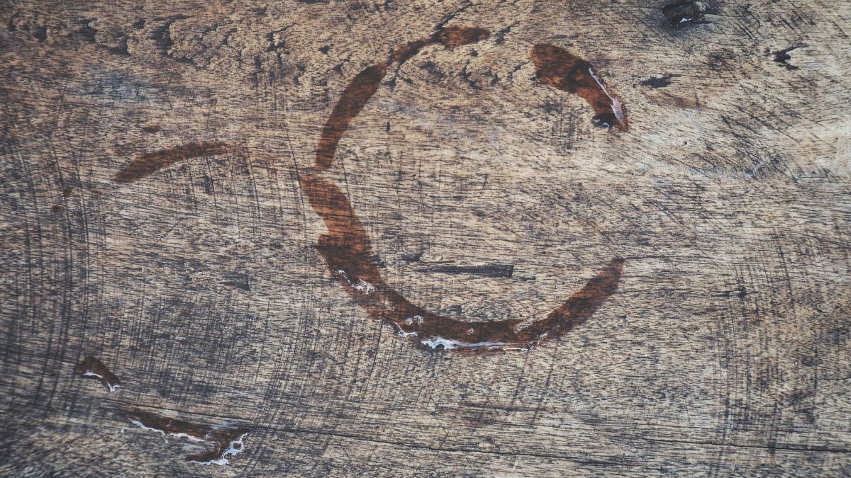 Para recuperar los muebles de madera y quitar por completo las manchas de agua prueba este truco casero de limpieza Para recuperar los muebles de madera y quitar por completo las manchas de agua prueba este truco casero de limpieza