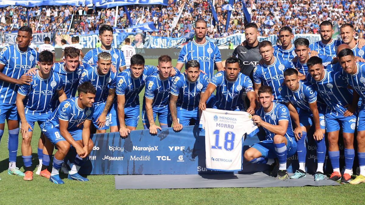 Los jugadores de Godoy Cruz homenajearon al Morro García.