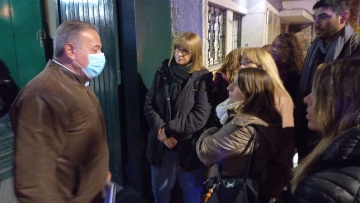 El ministro de Seguridad, Raúl Levrino, habló con los padres y docentes del Instituto ISEP sobre lo ocurrido.