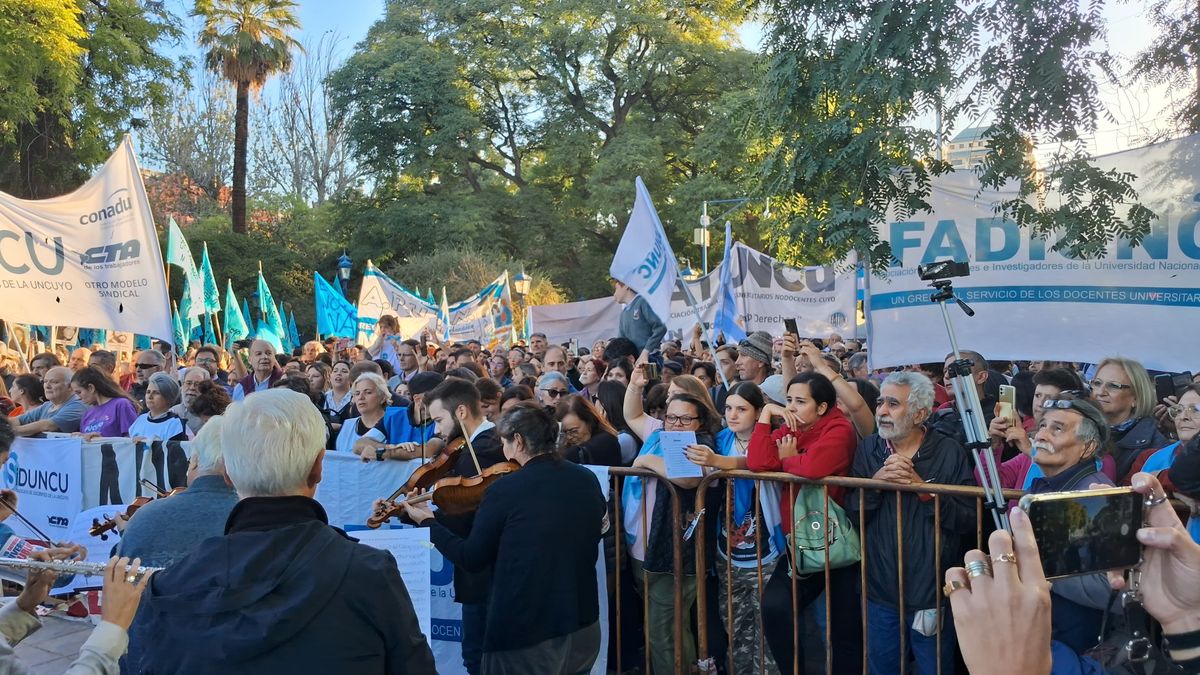 Gremios llamaron a un paro docente de 48 horas.