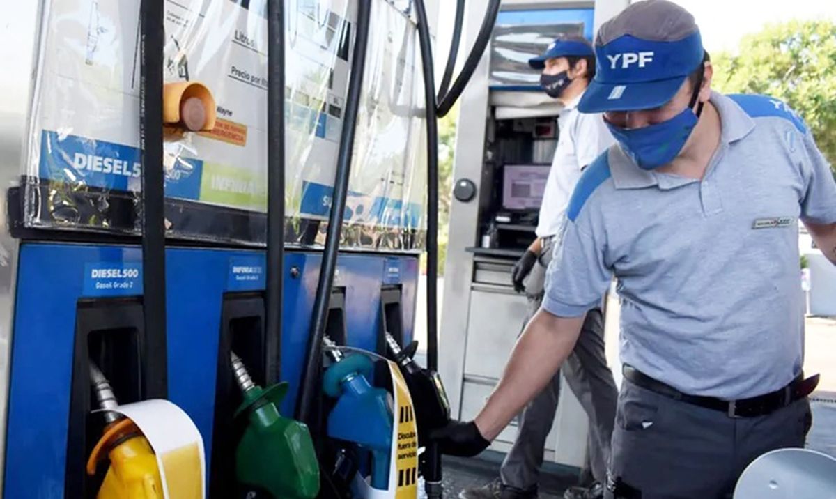 El sueldo de un playero de YPF supera el millón de pesos. El sueldo de un playero de YPF supera el millón de pesos.