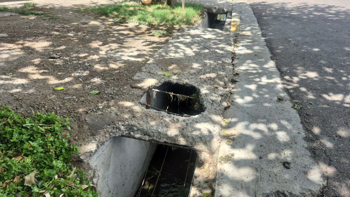 El agua tapaba la acequia por la tormenta cuando el chico de 13 años cayó. Quedó atascado debajo de un puente y fue rescatado por los vecinos.