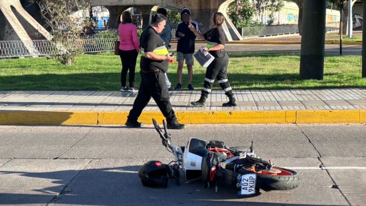 Accidente en el Nudo Vial: motociclista impactó a un peatón en el ingreso a Mendoza