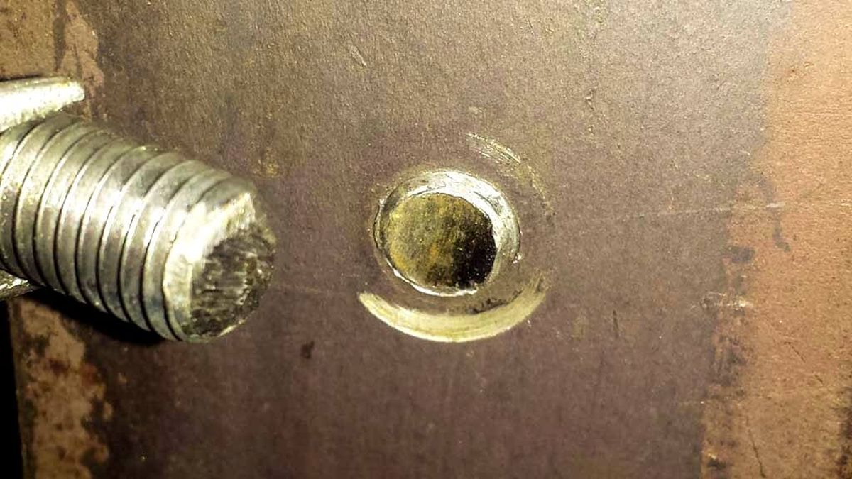 Tornillo roto. Tornillo roto.