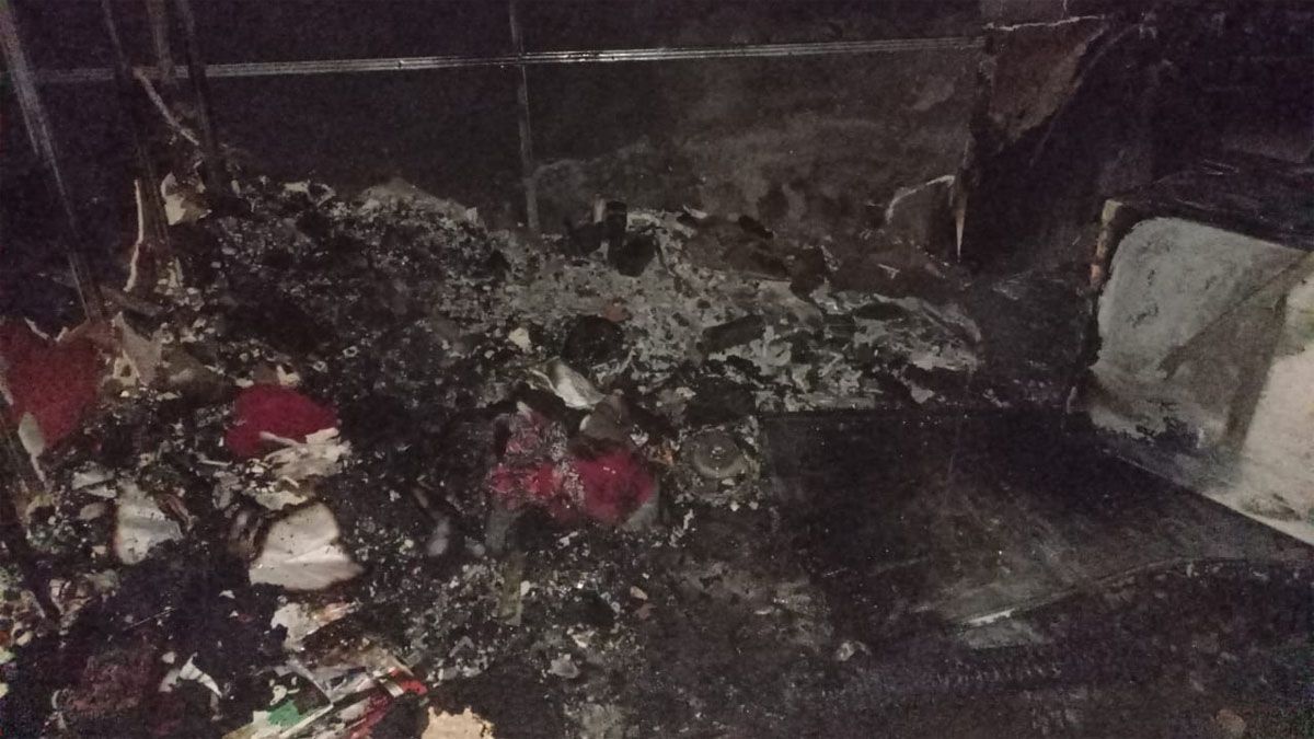 Bomberos Voluntarios de Maipú y del Cuartel Central trabajaron en conjunto para extinguir las llamas de la vivienda. Las pérdidas fueron totales. Bomberos Voluntarios de Maipú y del Cuartel Central trabajaron en conjunto para extinguir las llamas de la vivienda. Las pérdidas fueron totales.