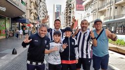 Los hinchas de Gimnasia y Esgrima pasearon este sábado por las calles céntricas -como en este por Corrientes- en la previa a la disputa de la final de la Primera Nacional contra Deportivo Madryn.
