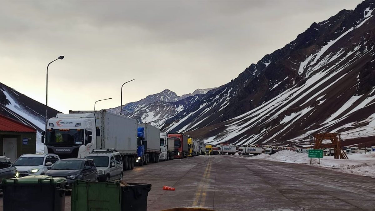 Cientos de camiones salieron a las 5 de este miércoles de Uspallata hacia el Paso Cristo Redentor para cruzar a Chile luego de 13 días. Imagen ilustrativa.