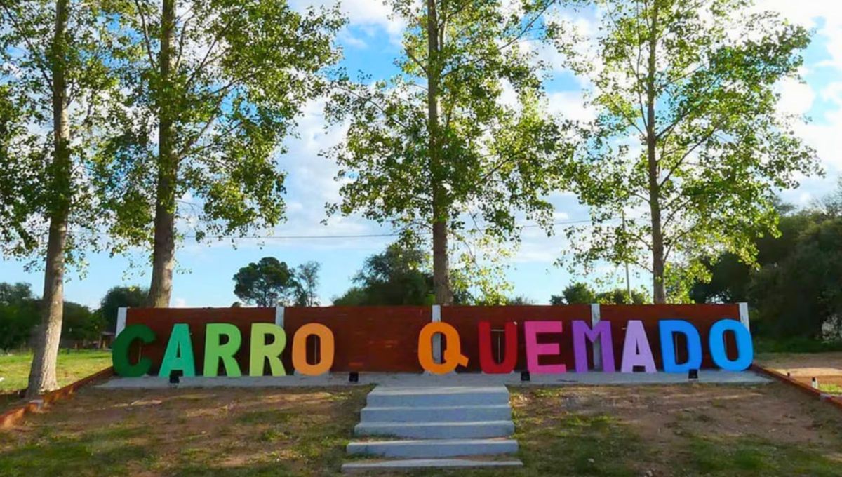 Cartel de bienvenida al pueblo de Carro Quemado, situado en la provincia de La Pampa, Argentina. Cartel de bienvenida al pueblo de Carro Quemado, situado en la provincia de La Pampa, Argentina.