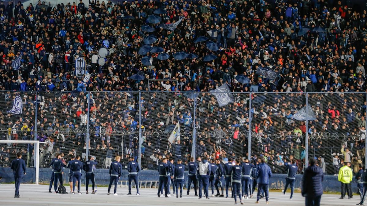 Los hinchas azules le dieron su apoyo al plantel antes de jugar con Godoy Cruz.