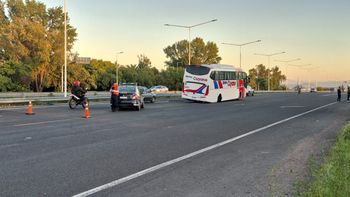 Un micro perdió dos ruedas, quedó varado en el Acceso Sur y generó demoras en el tránsito Un micro perdió dos ruedas, quedó varado en el Acceso Sur y generó demoras en el tránsito