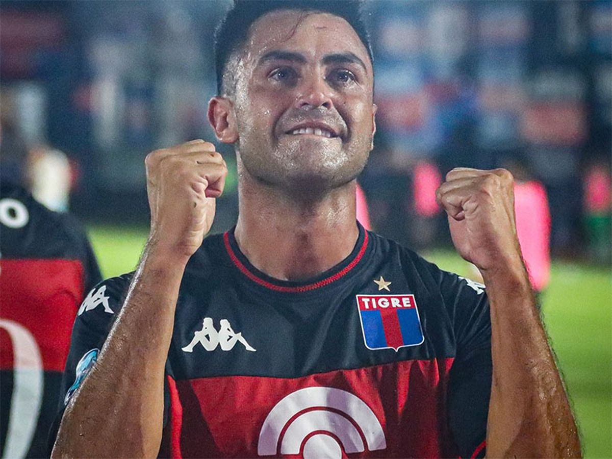 El mendocino Pity Mart&iacute;nez hizo uno de los goles de Tigre.