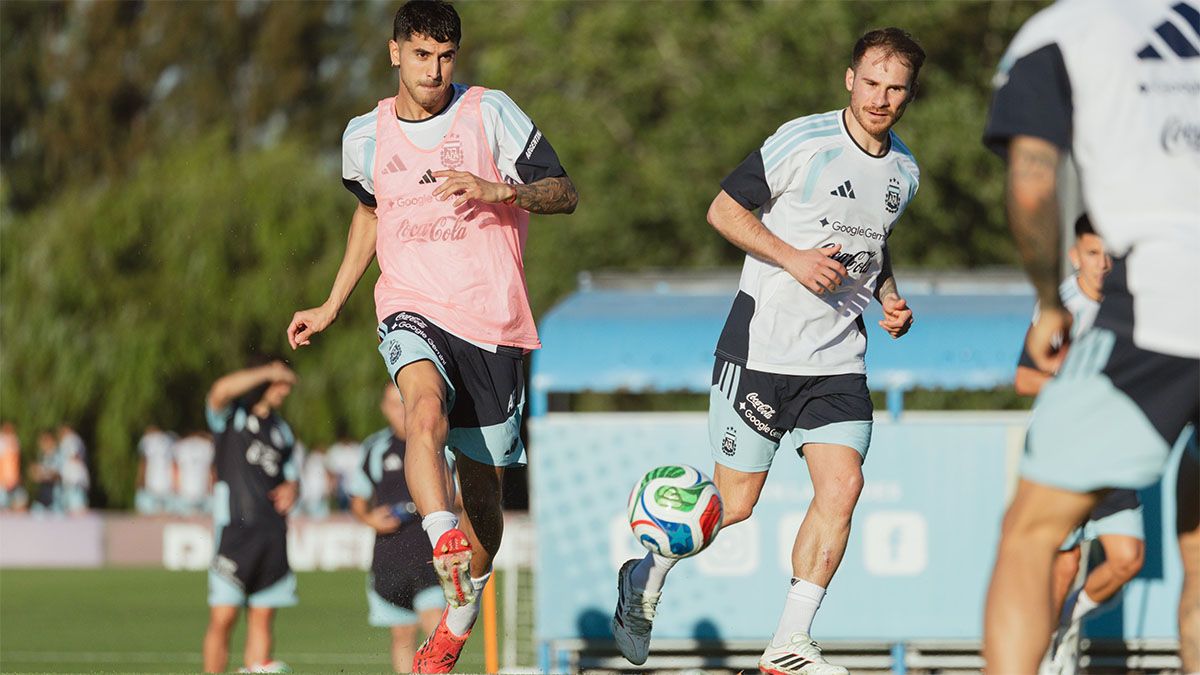 Exequiel Palacios y Alexis Mac Allister est&aacute;n en plena acci&oacute;n en la pr&aacute;ctica de la Selecci&oacute;n argentina.
