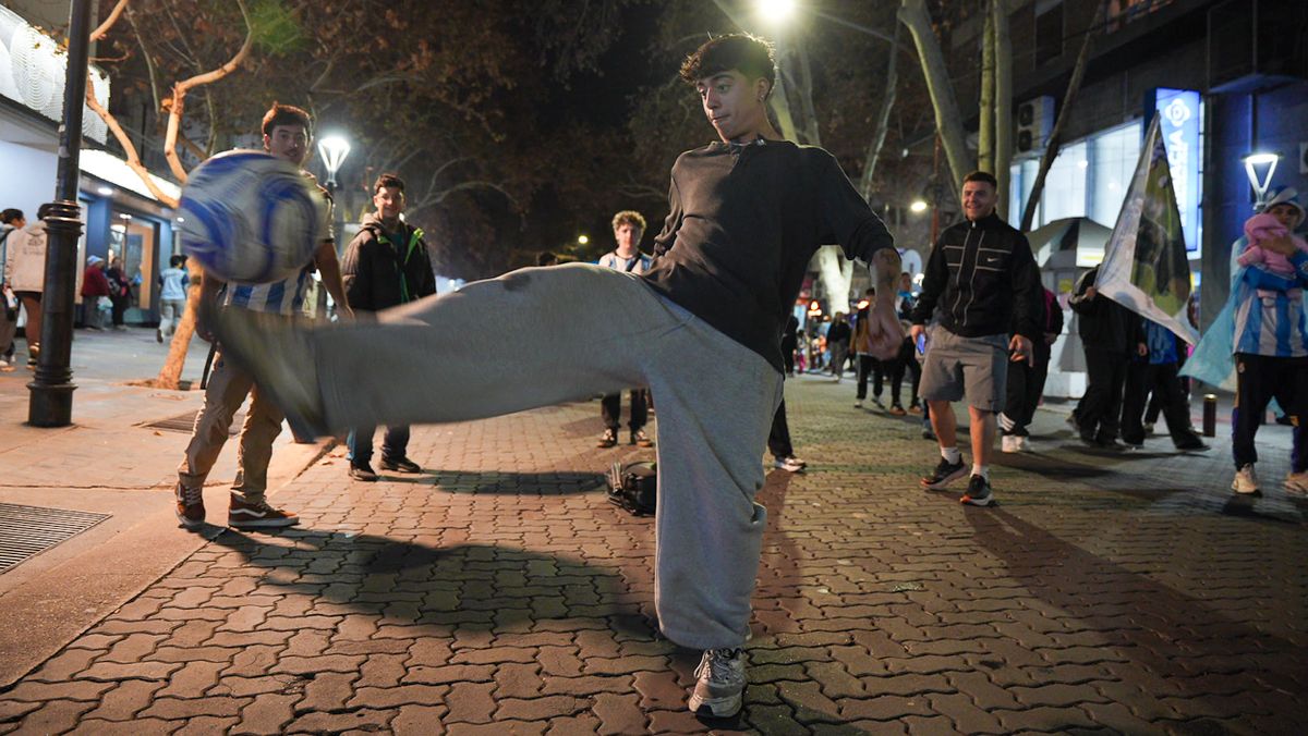 La clasificación a la final del Mundial volvió a reunir a miles de personas en el centro de Mendoza. La clasificación a la final del Mundial volvió a reunir a miles de personas en el centro de Mendoza.