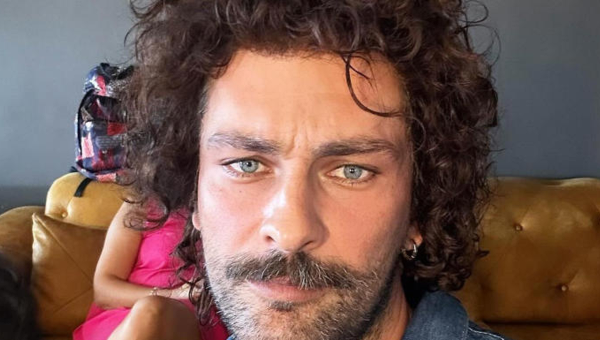 El antes y después del actor Onur Tuna. El antes y después del actor Onur Tuna.