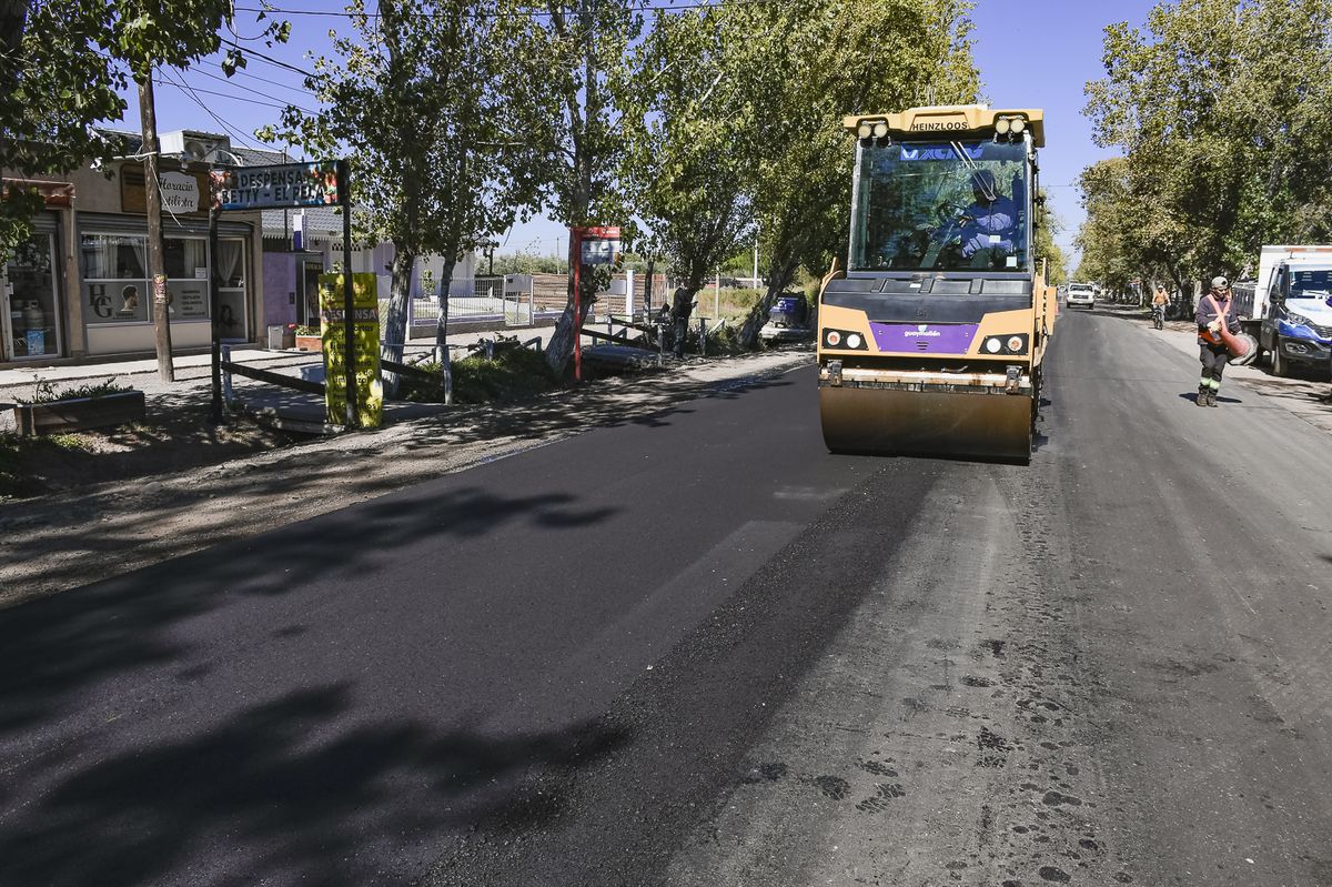 En Guaymallén están renovando el asfalto de la transitada calle Buenos Vecinos.