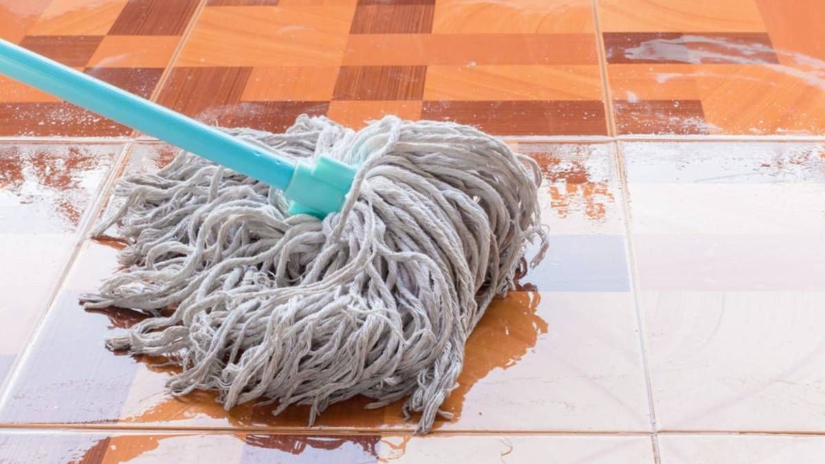 Pon en condiciones e higieniza la mopa de piso en pocos pasos con el siguiente truco casero de limpieza. Pon en condiciones e higieniza la mopa de piso en pocos pasos con el siguiente truco casero de limpieza.