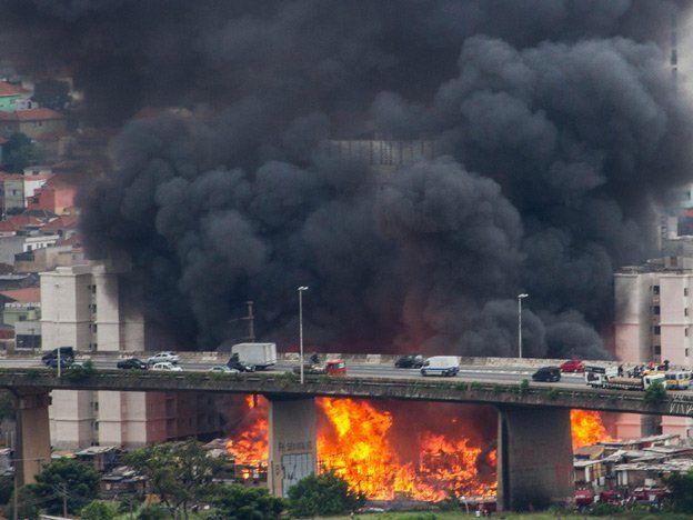 Un terrible incendio arrasó con una favela de Sao Paulo