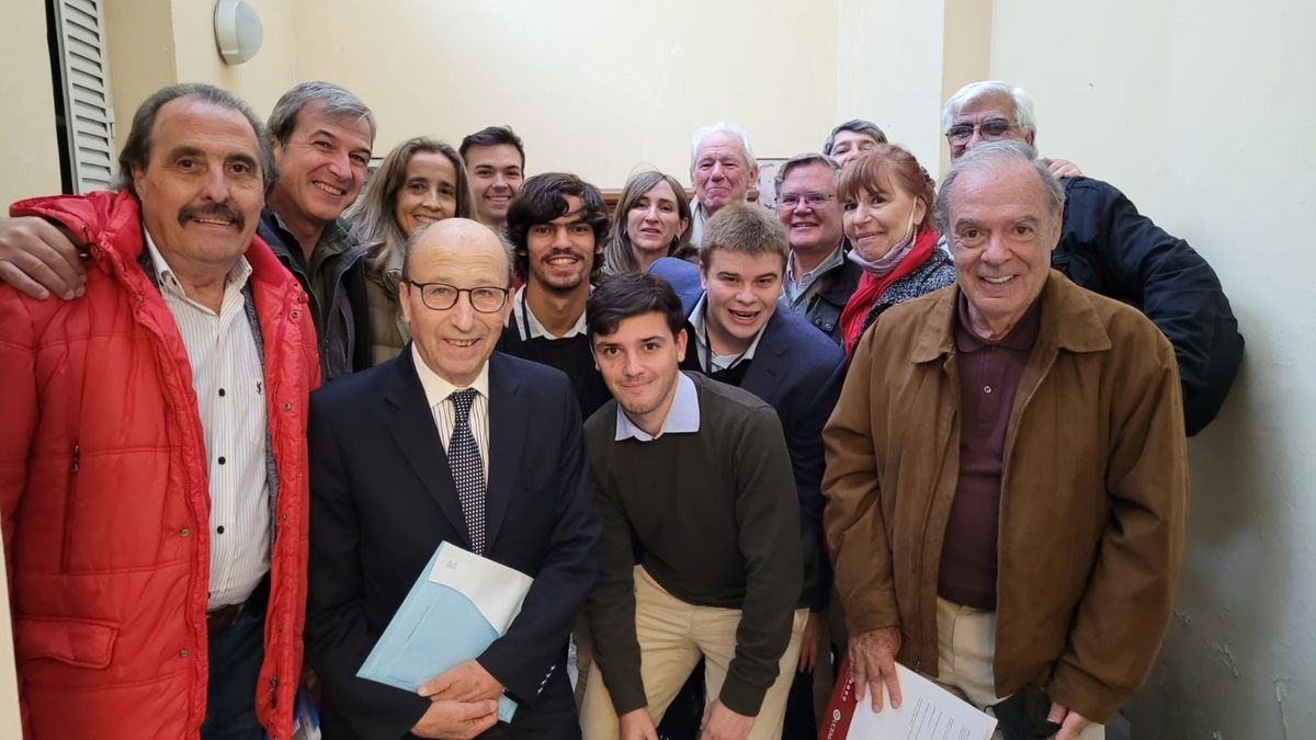 Al fondo de la imagen de la convención nacional del Partido Demócrata se ven los mendocinos Mercedes Llano y Carlos Balter.