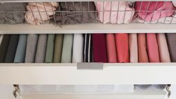 Hay tips y trucos caseros perfectos para organizar la ropa en el armario.