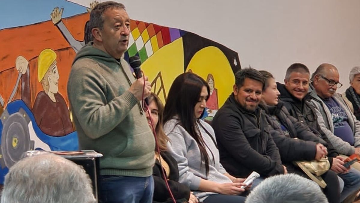 El intendente de Malargüe, Celso Jaque, también decidió dejar sin efecto las subrogaciones, contrataciones y pases a planta concretados en el último tramo de la gestión de su antecesor, Juan Manuel Ojeda. El intendente de Malargüe, Celso Jaque, también decidió dejar sin efecto las subrogaciones, contrataciones y pases a planta concretados en el último tramo de la gestión de su antecesor, Juan Manuel Ojeda.