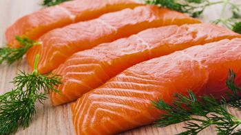 Todos creímos que el salmón es de color rosado, pero en realidad la industria nos engaña: de qué color es Todos creímos que el salmón es de color rosado, pero en realidad la industria nos engaña: de qué color es