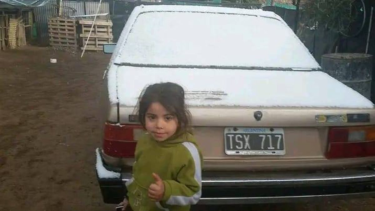 Sol, apenas unos minutos afuera, solo para la foto. La familia de Claudia no tiene abrigo suficiente. Sol, apenas unos minutos afuera, solo para la foto. La familia de Claudia no tiene abrigo suficiente.