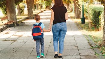 Mujeres que crían solas: cuando el dinero y los cuidados nunca llegan