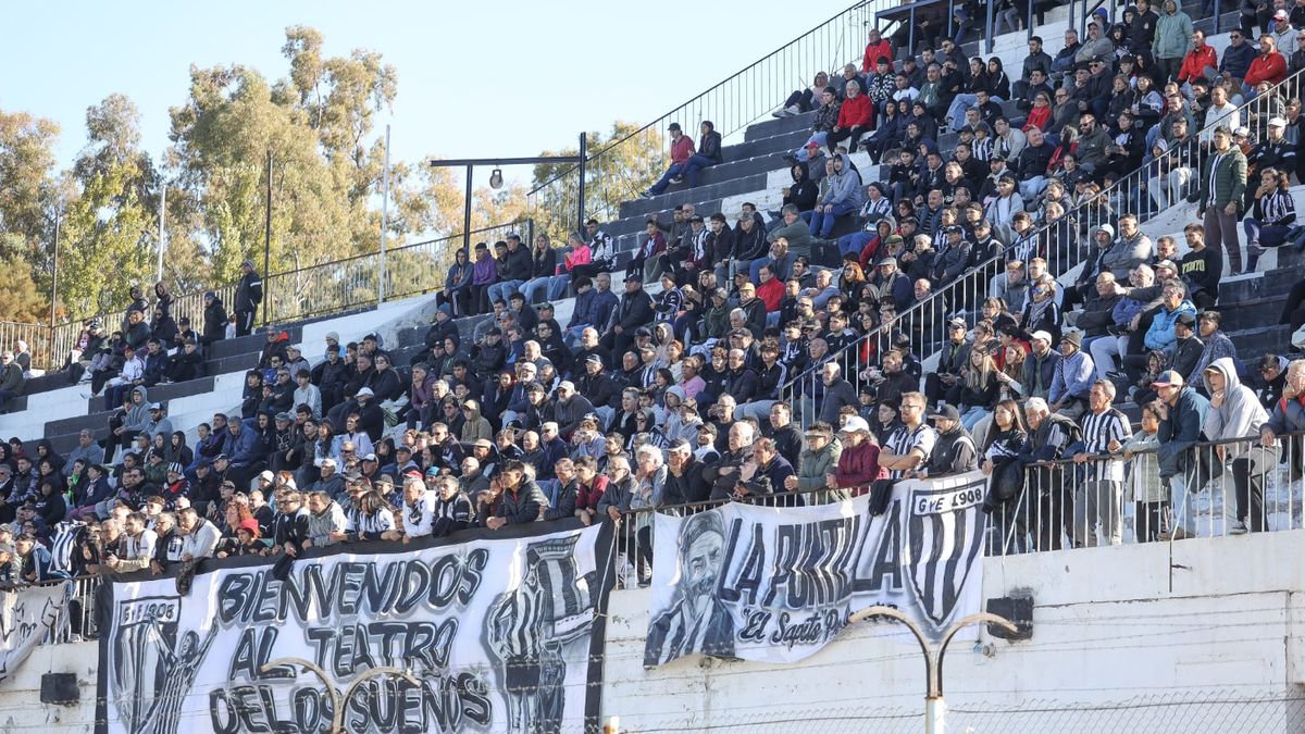Los fieles hinchas de Gimnasia y Esgrima acompañaron al equipo ante Deportivo Morón. Los fieles hinchas de Gimnasia y Esgrima acompañaron al equipo ante Deportivo Morón.