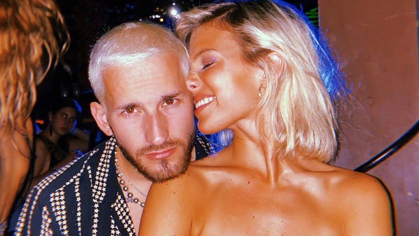 Ricky Montaner subió uan foto de Stefi Roitman duchándose y estalló la polémica.