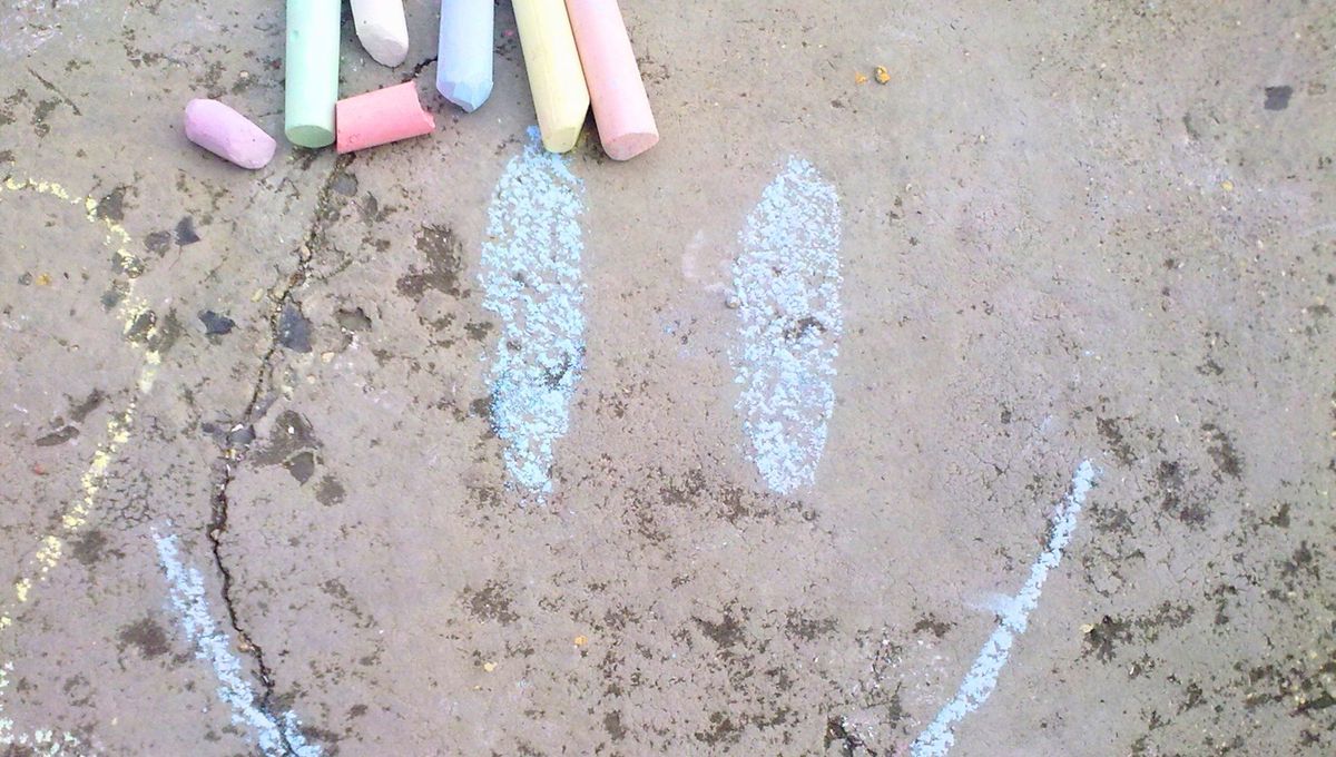 Además de su uso escolar, las tizas son absorbentes naturales de la humedad del aire y ayudan a prevenir la aparición de moho y hongos en las paredes. Foto Canva Además de su uso escolar, las tizas son absorbentes naturales de la humedad del aire y ayudan a prevenir la aparición de moho y hongos en las paredes. Foto Canva