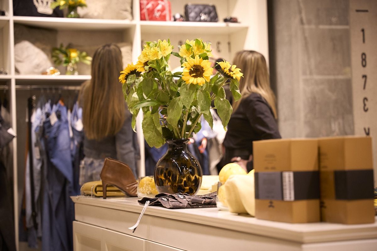 El local de Kosiuko se llenó de flores amarillas, tomates y limones, haciendo alusión a la nueva temporada de verano llamada “Felicità”. Foto: Axel Lloret/Diario UNO. El local de Kosiuko se llenó de flores amarillas, tomates y limones, haciendo alusión a la nueva temporada de verano llamada “Felicità”. Foto: Axel Lloret/Diario UNO.