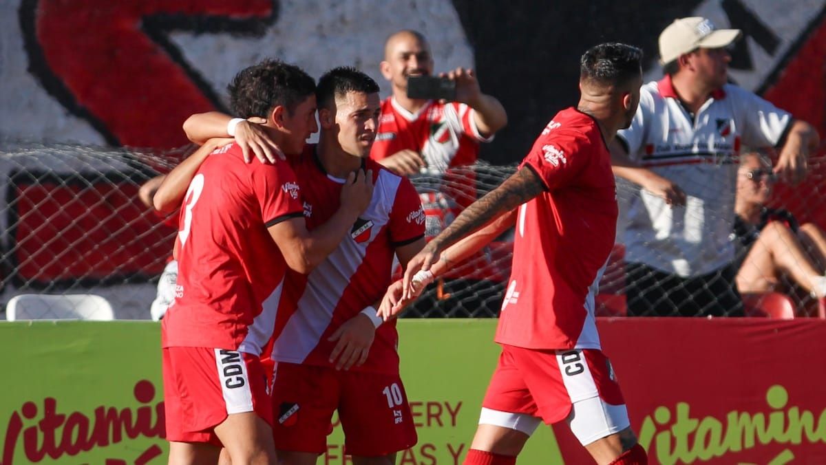 Emiliano Ozuna festeja el gol del Deportivo Maipú junto a sus compañeros. Emiliano Ozuna festeja el gol del Deportivo Maipú junto a sus compañeros.