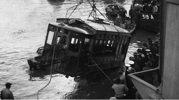 La tragedia del Riachuelo: un tren que cayó al río, niebla, muertos y un misterio que marcó a Buenos Aires La tragedia del Riachuelo: un tren que cayó al río, niebla, muertos y un misterio que marcó a Buenos Aires