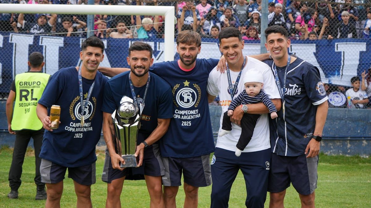 Los campeones del ascenso de Independiente Riadavia en 2023. Foto: Martín Pravata/Diario UNO. 