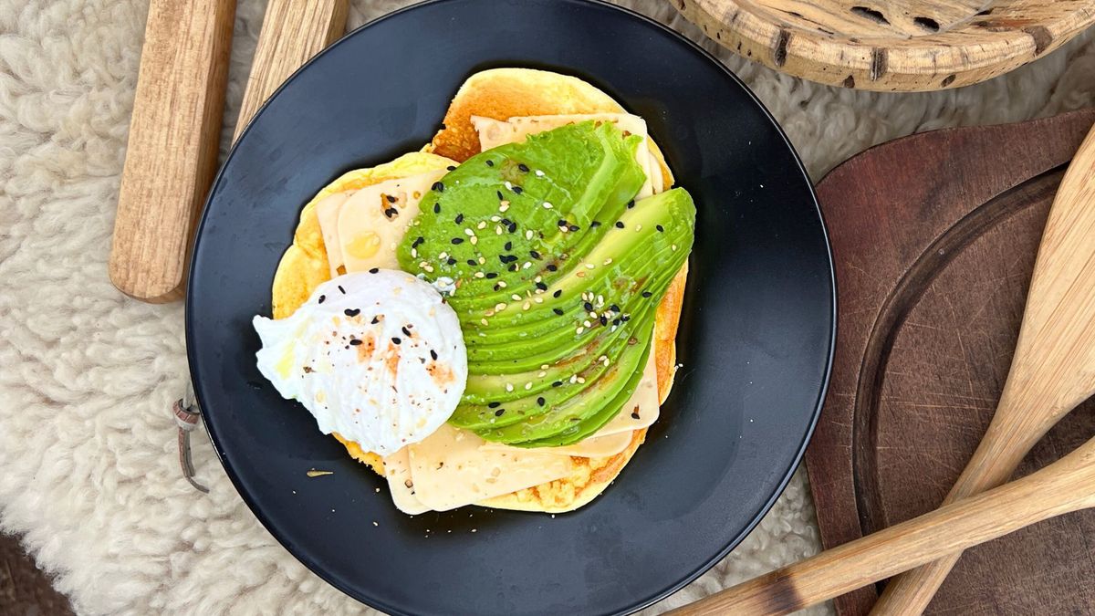 Receta del pan nube con huevo poché y palta.&nbsp;