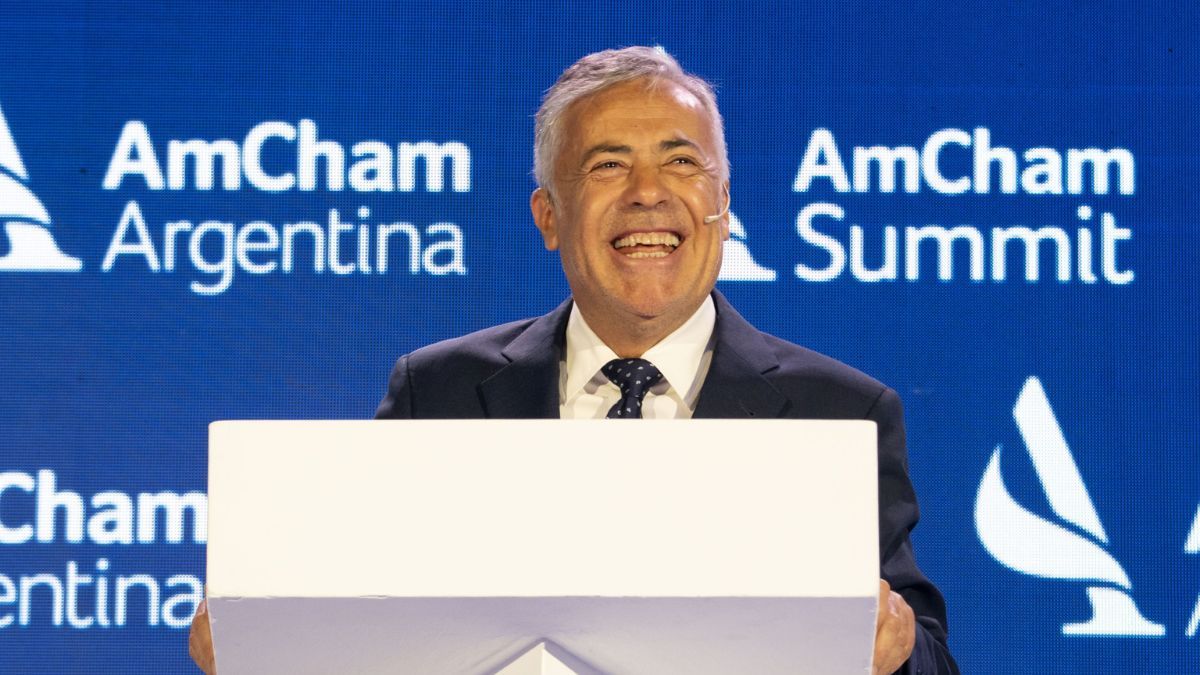 Alfredo Cornejo, "nervioso" en el formato debate que propuso el AmCham Summit 2026. Alfredo Cornejo, "nervioso" en el formato debate que propuso el AmCham Summit 2026.