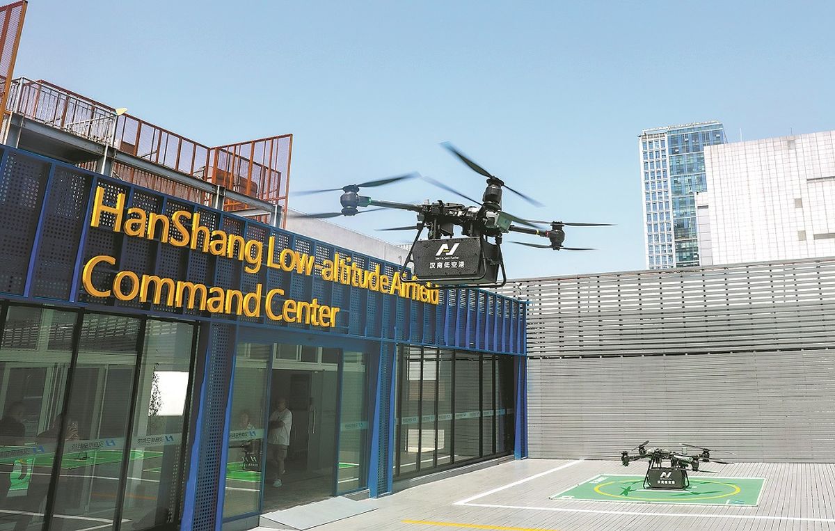 Un dron se prepara para aterrizar en un centro logístico en Wuhan, provincia de Hubei. ZHANG CHANG / SERVICIO DE NOTICIAS DE CHINA Un dron se prepara para aterrizar en un centro logístico en Wuhan, provincia de Hubei. ZHANG CHANG / SERVICIO DE NOTICIAS DE CHINA