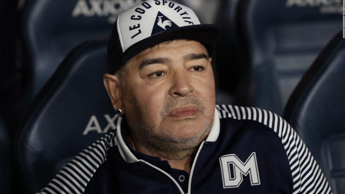 Maradona está sedado y permanecerá internado unos días más.