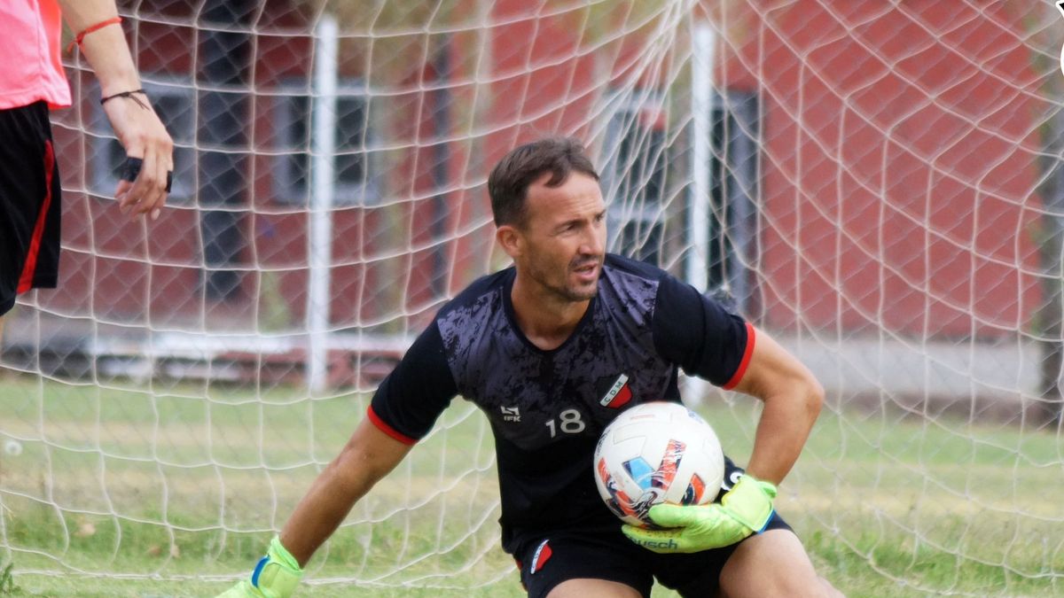 Gonzalo Klusener en uno de los entrenamientos se probó de arquero y lo hizo muy bien.