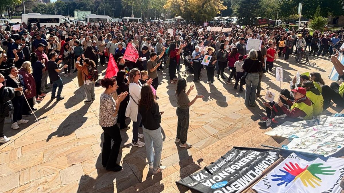 Personas con discapacidad, familaires y profesionales que trabajan en el área concurrieron en la mañana de este miércoles a Casa de Gobierno a exigir el cumplimiento de la Ley de Emergencia.&nbsp;
