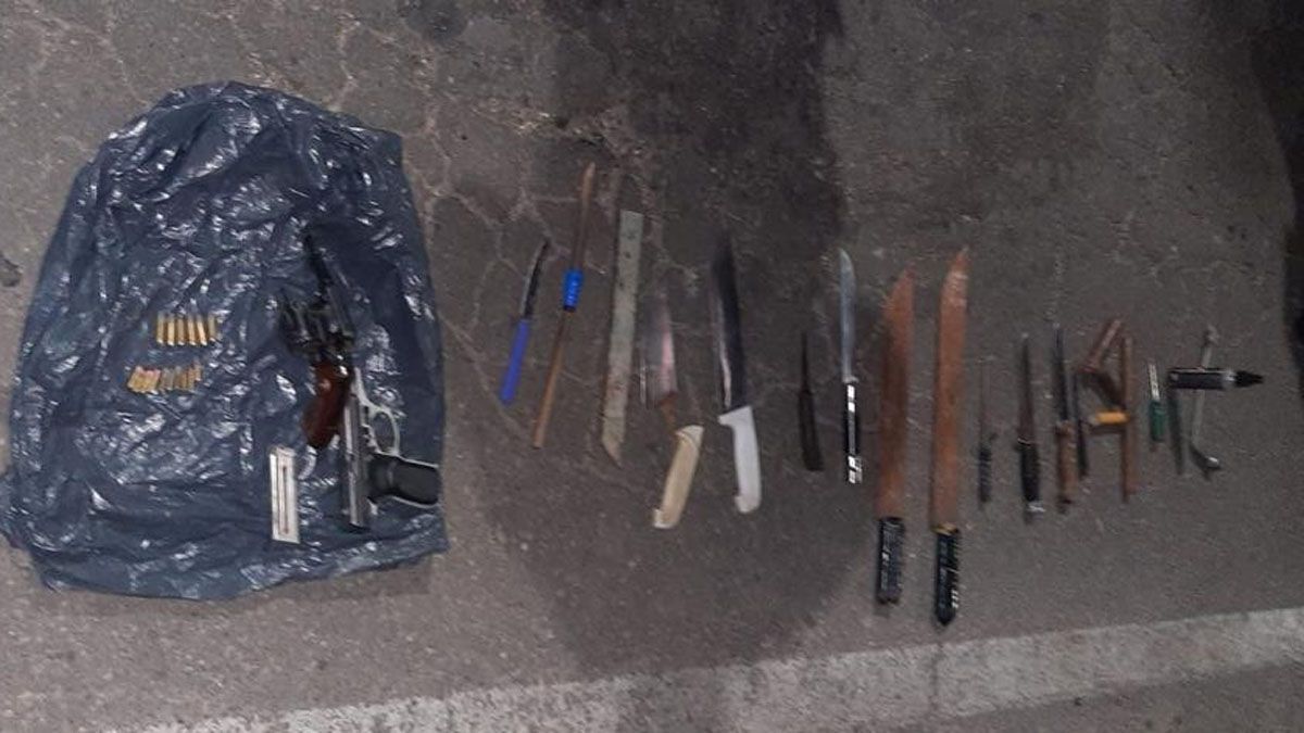 En un colectivo con barras del Tomba, la Policía secuestró tres armas de fuego y 15 chuzas, antes del partido contra Instituto de Córdoba. En un colectivo con barras del Tomba, la Policía secuestró tres armas de fuego y 15 chuzas, antes del partido contra Instituto de Córdoba.