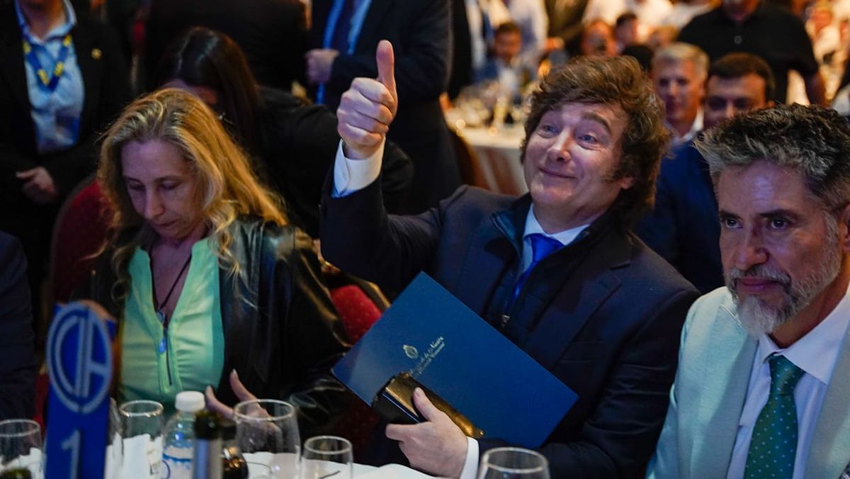 Javier Milei ocup&oacute; la mesa principal para escuchar a Alfredo Cornejo en el Almuerzo de las Fuerzas Vivas, en San Rafael.
