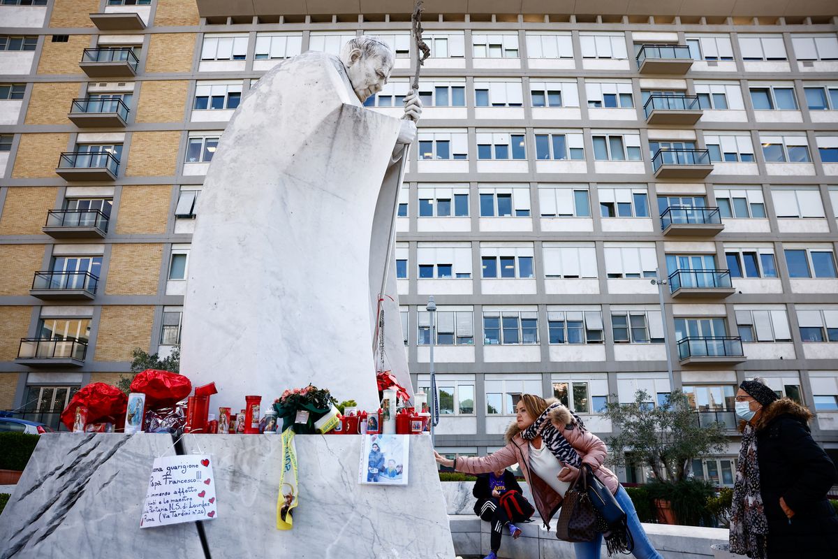 Fieles rezan frente al Policínico Gemelli en Roma donde el papa Francisco lleva 17 días internado.