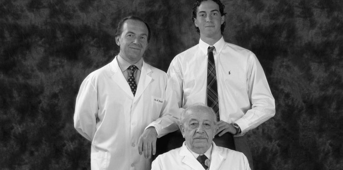 Abuelo, padre e hijo, tres generaciones unidas por la oftalmología: Roger Eleazar, Roberto y Roger Zaldivar. Abuelo, padre e hijo, tres generaciones unidas por la oftalmología: Roger Eleazar, Roberto y Roger Zaldivar.