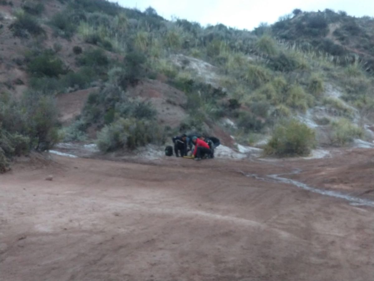 El joven fue rescatado por la Policía y trasladado en helicóptero al hospital Central. El joven fue rescatado por la Policía y trasladado en helicóptero al hospital Central.