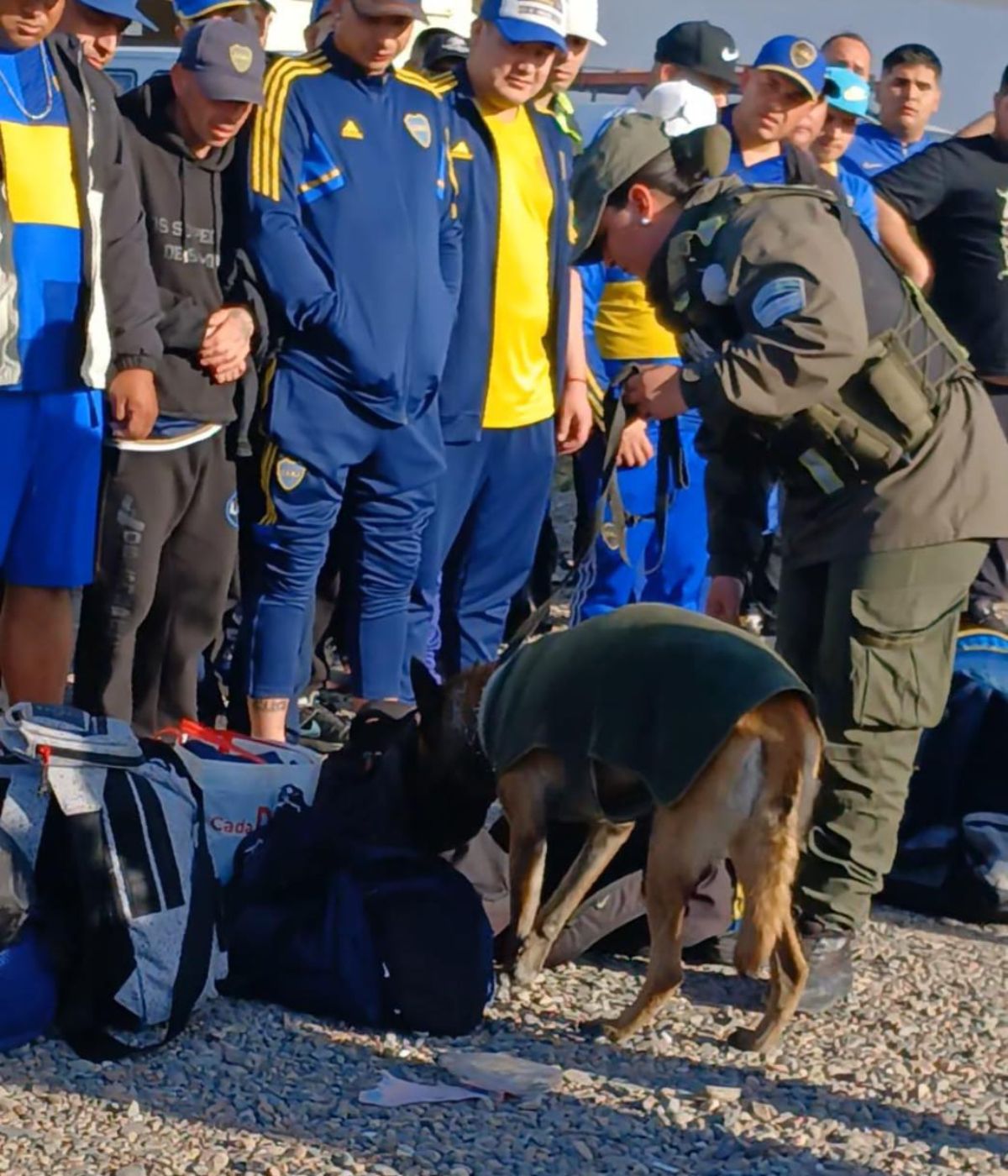 Hinchas de Boca. Unos 32 micros de simpatizantes xeneizes fueron registrados buscando alcohol, drogas o armas. Hinchas de Boca. Unos 32 micros de simpatizantes xeneizes fueron registrados buscando alcohol, drogas o armas.