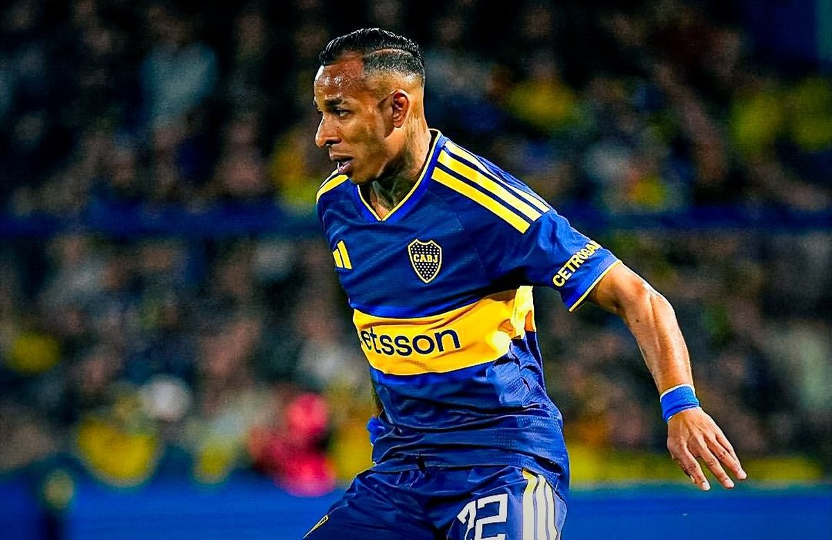 Sebastián Villa se dobló el tobillo en la segunda jugada.