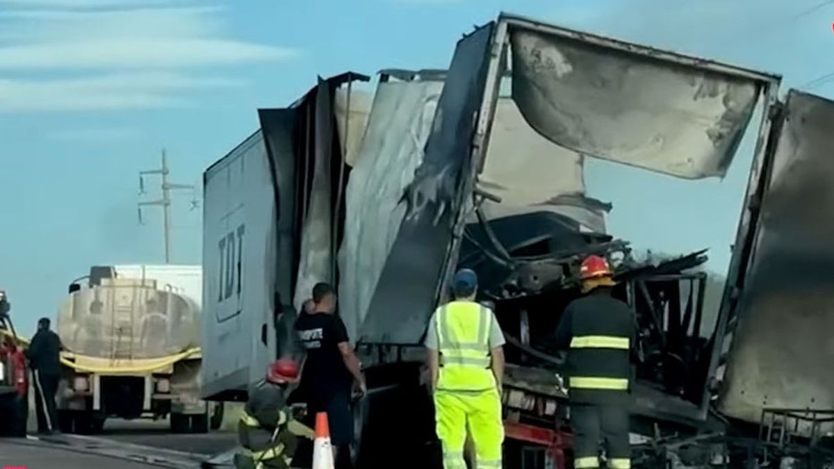 El incendio del camión causó complicaciones en el tránsito en la mañana de este jueves. El incendio del camión causó complicaciones en el tránsito en la mañana de este jueves.