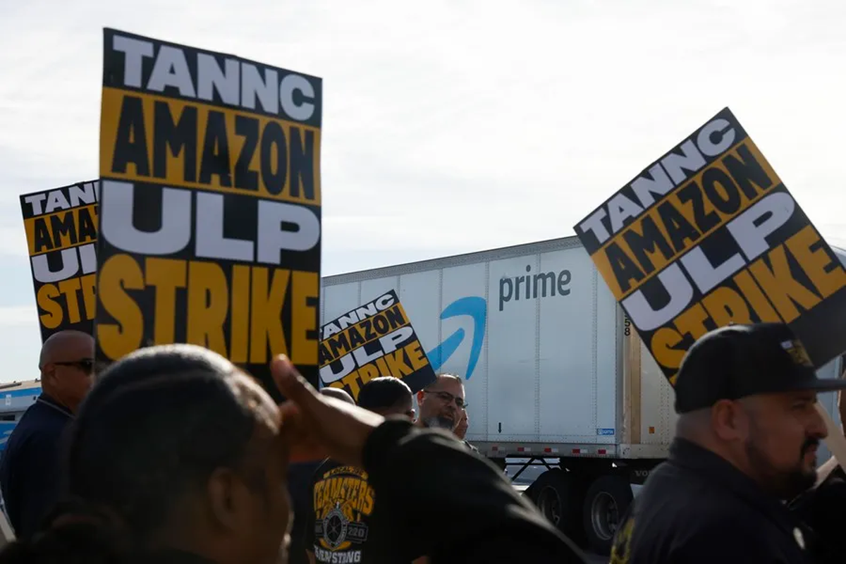 Trabajadores de Amazon realizan huelga frente a unas instalaciones de Amazon. Crédito: EFE/EPA/Caroline Brehman. Trabajadores de Amazon realizan huelga frente a unas instalaciones de Amazon. Crédito: EFE/EPA/Caroline Brehman.