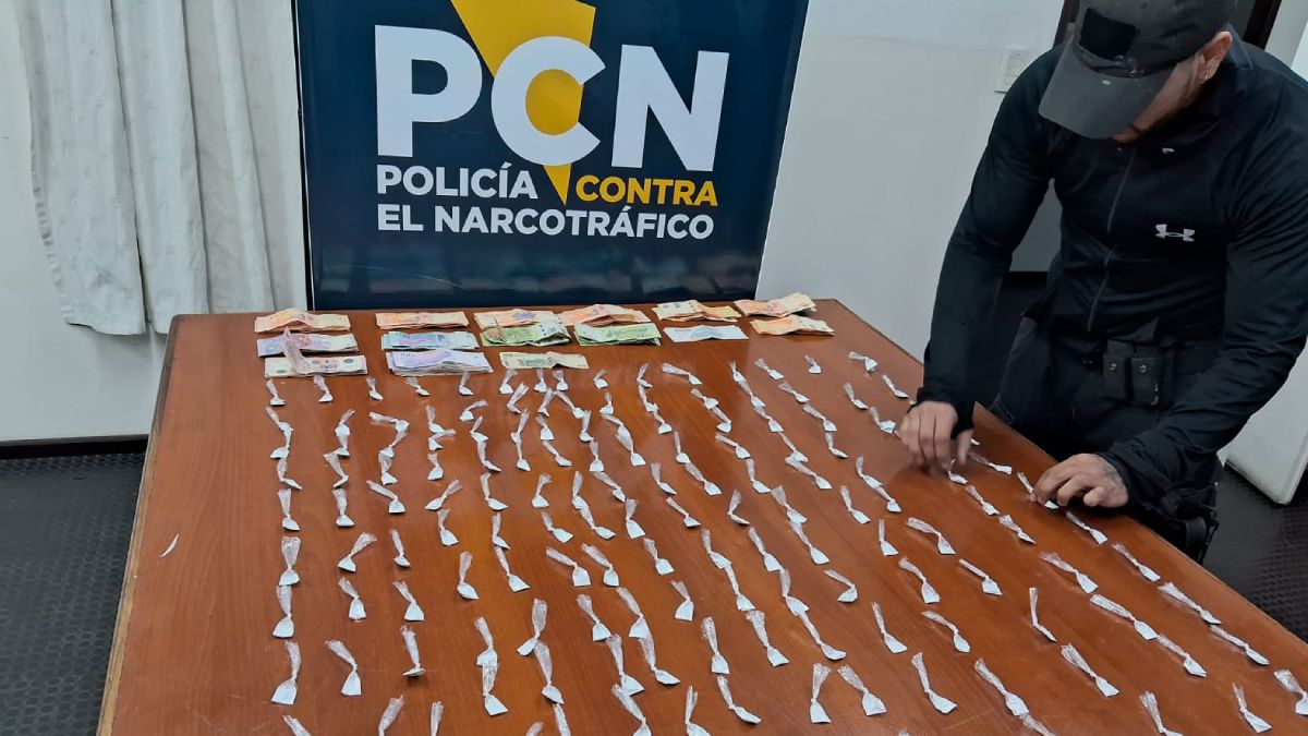 Uno de los policías muestra el material secuestrado como parte de los operativos de lucha contra el narcotráfico en Mendoza.